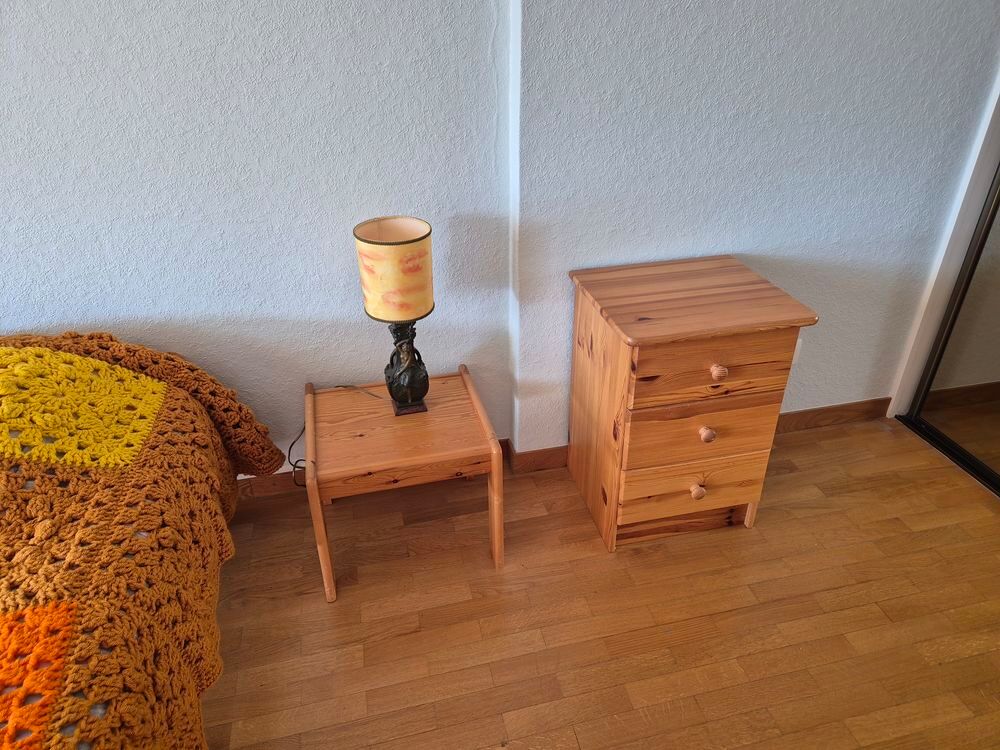 Lit 140 x 190 avec 2 chevets + commode pin massif Meubles