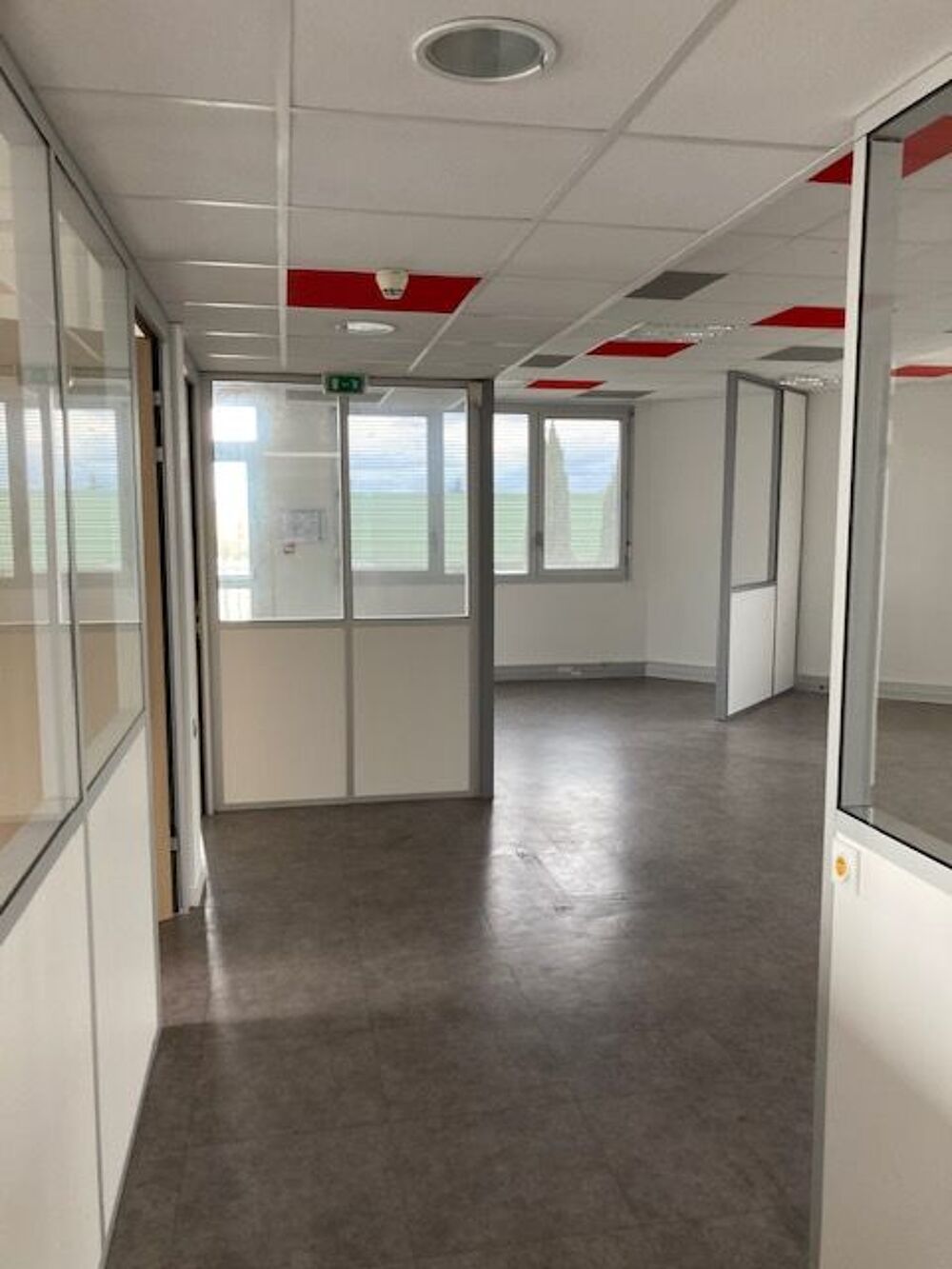   Le titre dLOCATION BUREAU PMR  CHASSIEU Chassieu