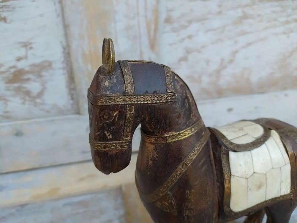 Petit Cheval Oriental Bois Sculpt&eacute; Ornements Laiton et Os 
Décoration