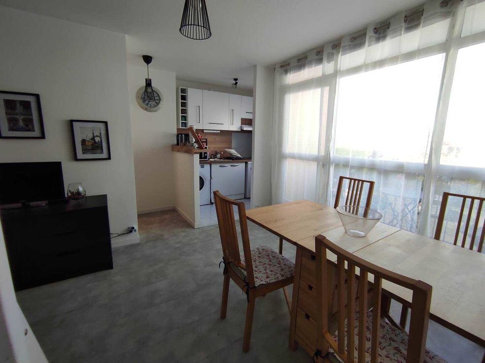 Vente Appartement Studio rénové avec grand balcon , cave et parking à  Aubergenville Aubergenville