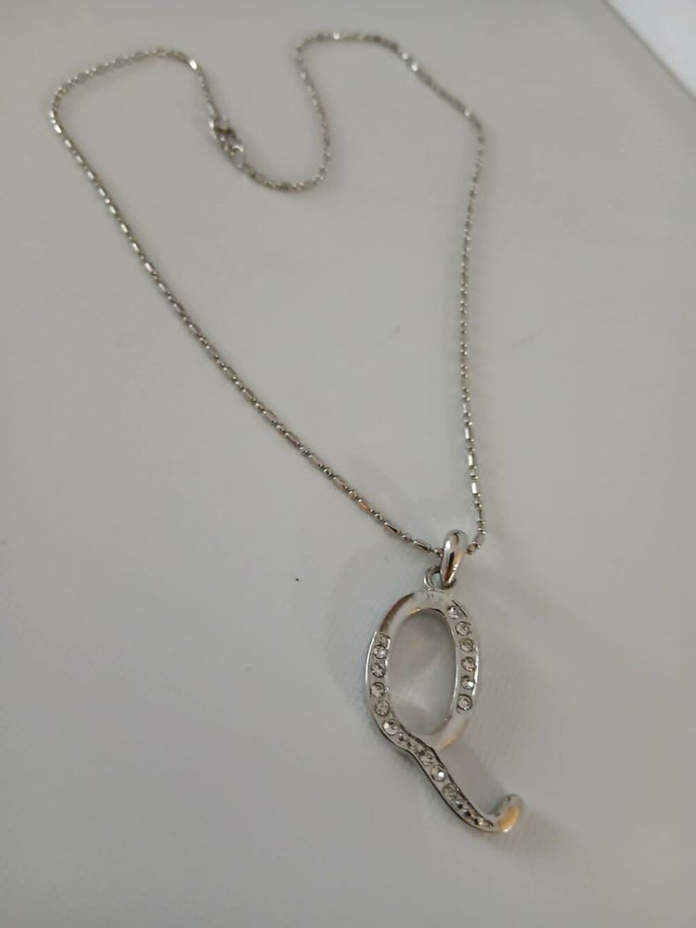  Belle parure lettre Q avec strass brillants belle forme N? Bijoux et montres