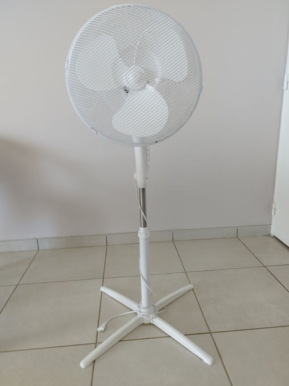 VENTILATEUR SUR PIED 45 W 3 VITESSES Electroménager