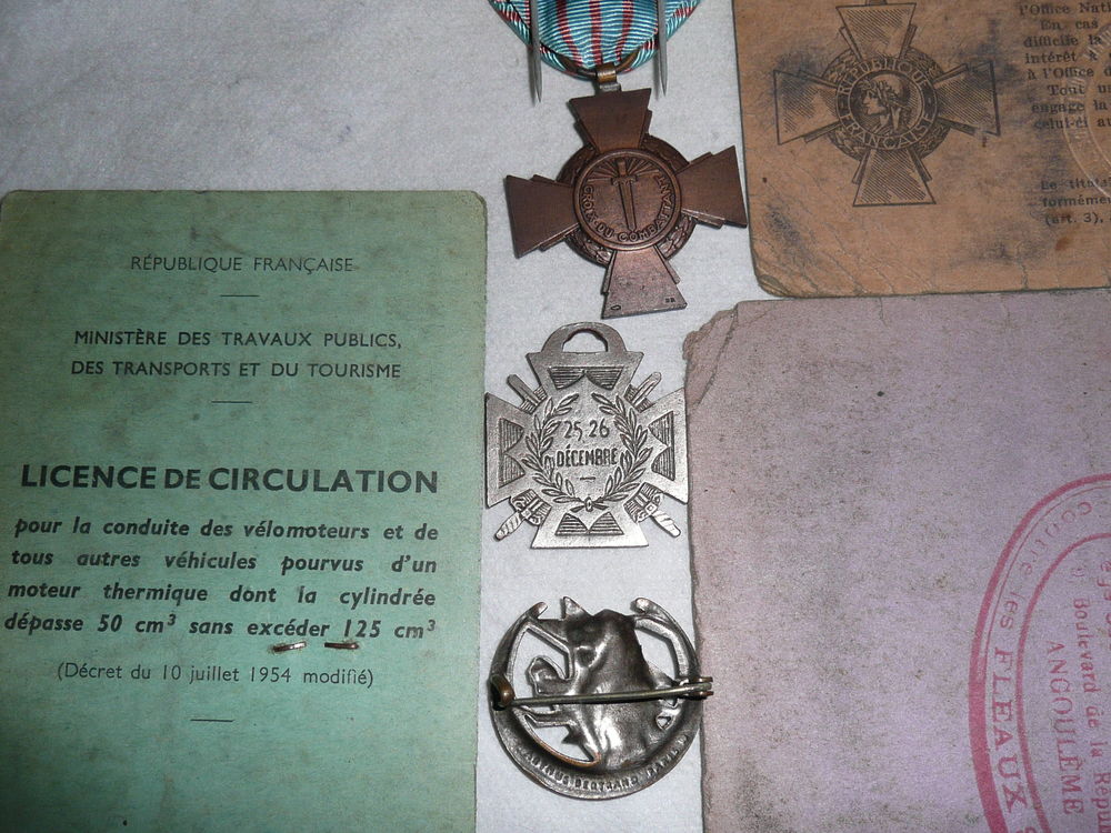 Lot de 3 m&eacute;dailles avec livret du combattant 