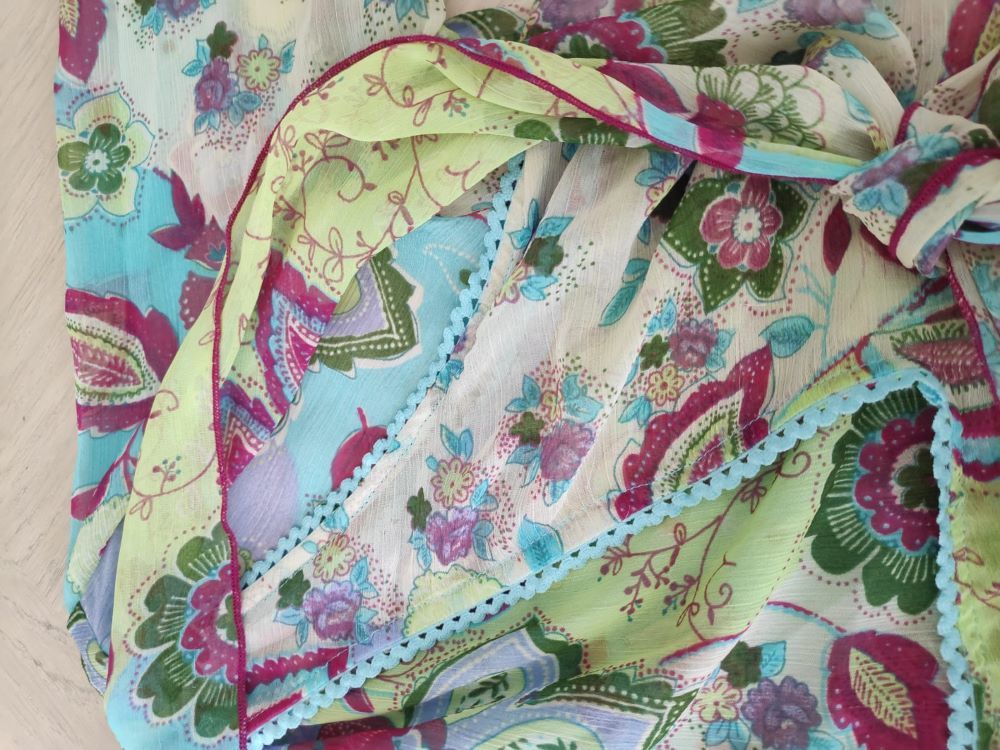 Joli haut avec bol&eacute;ro fleuri V�tements