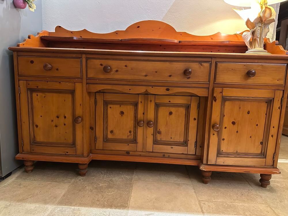 Buffet bas pin massif num&eacute;rot&eacute; Meubles