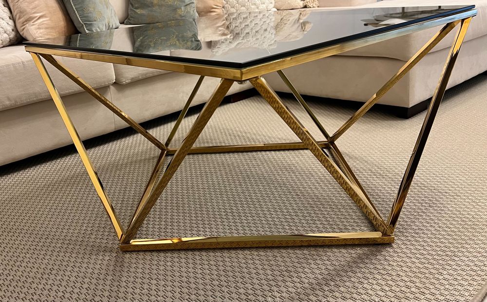 Table basse design dor&eacute; et plateau verre Meubles