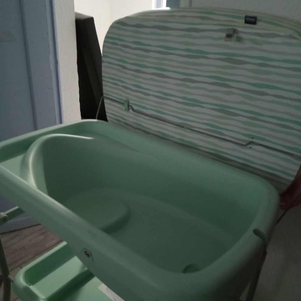 TABLE A LANGER AVEC BAIGNOIRE Puériculture