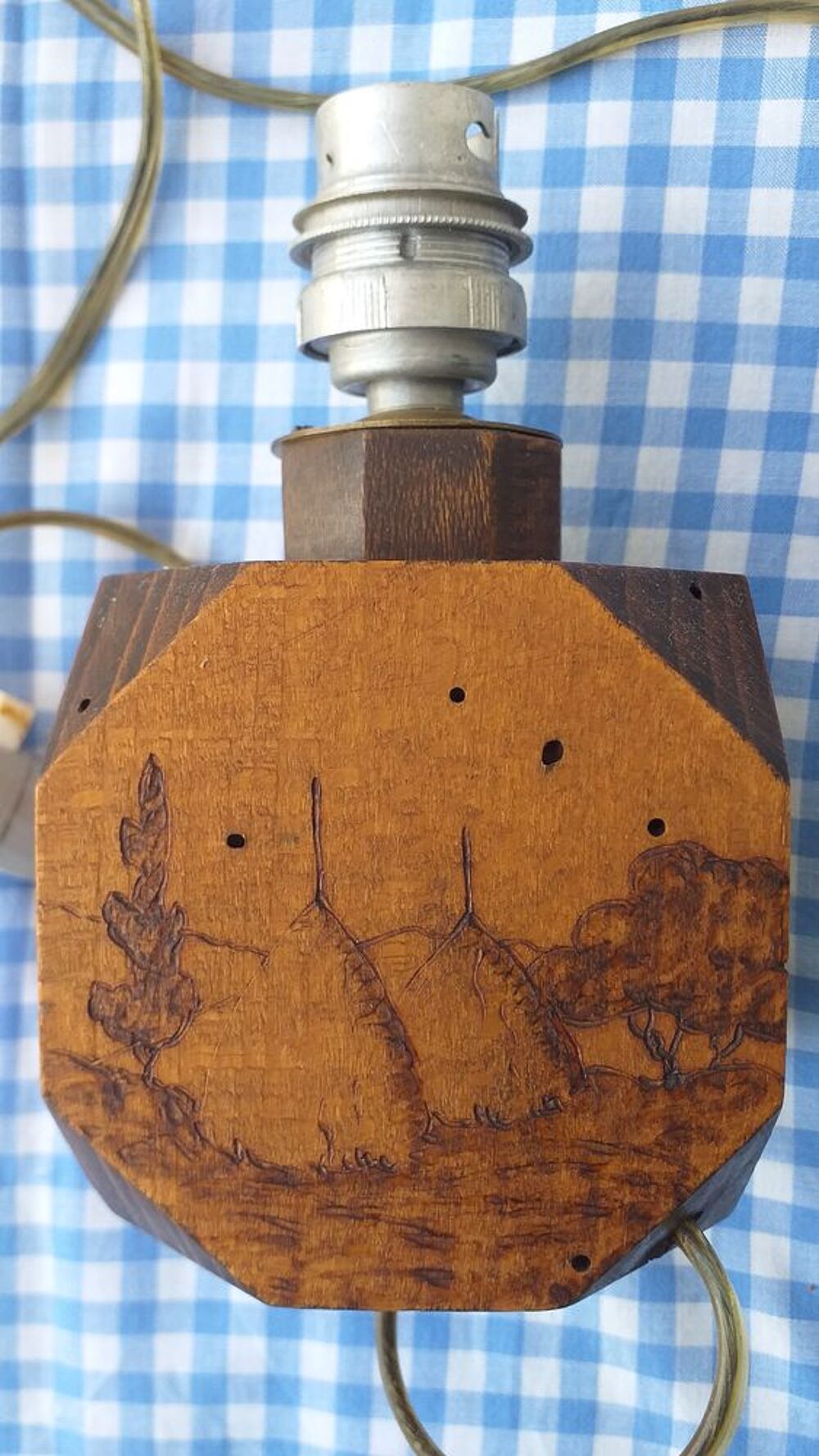 Pied de lampe en bois pyrograv&eacute; avec douille Décoration