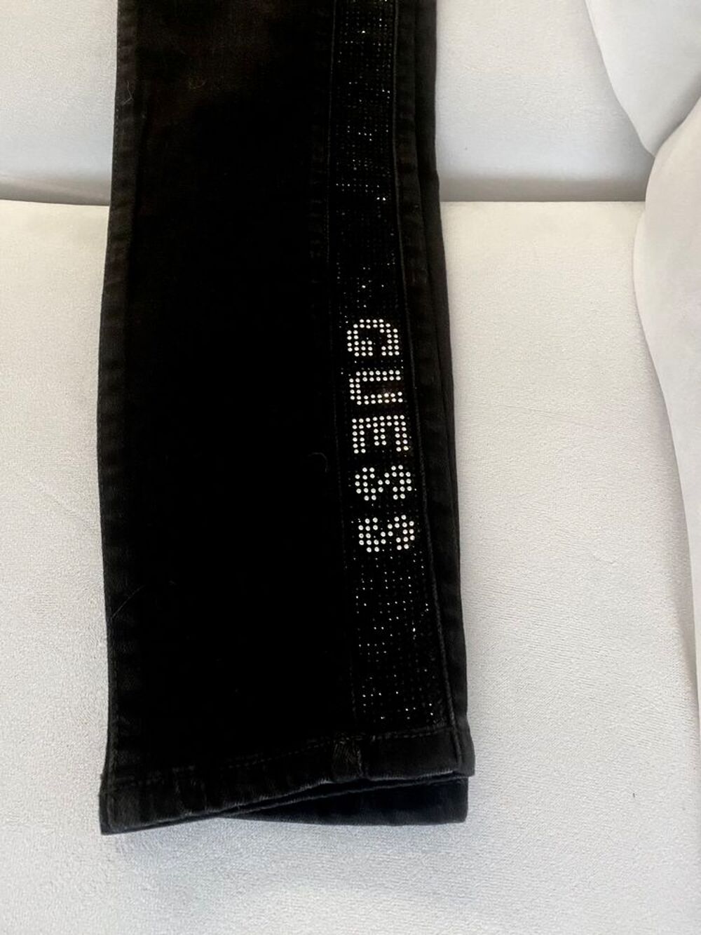 Jean GUESS noir neuf avec &eacute;tiquettes ? Bande de strass Vêtements