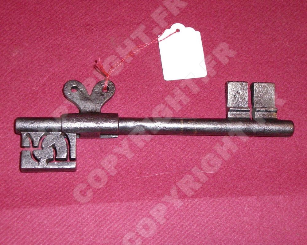 ANCIENNE CLEF DOUBLE A C?UR CHIFFR&Eacute; Z ou 5 