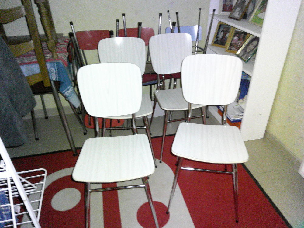 34 chaises en formica et tabourets Meubles