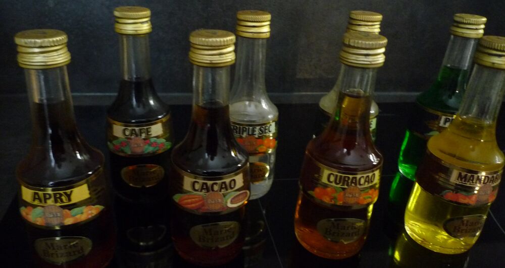 14 Mignonnettes, de bar anciennes &agrave; tr&egrave;s anciennes, 