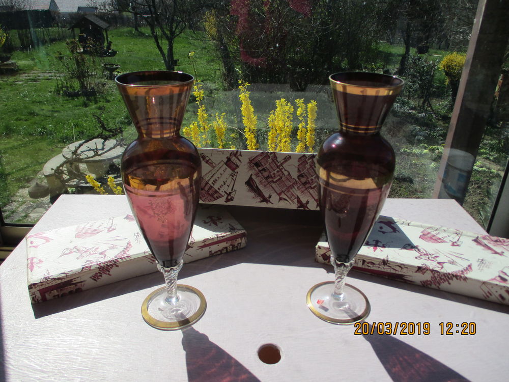 Lot 2 vases violets &agrave; pieds - Made in Italy. Décoration