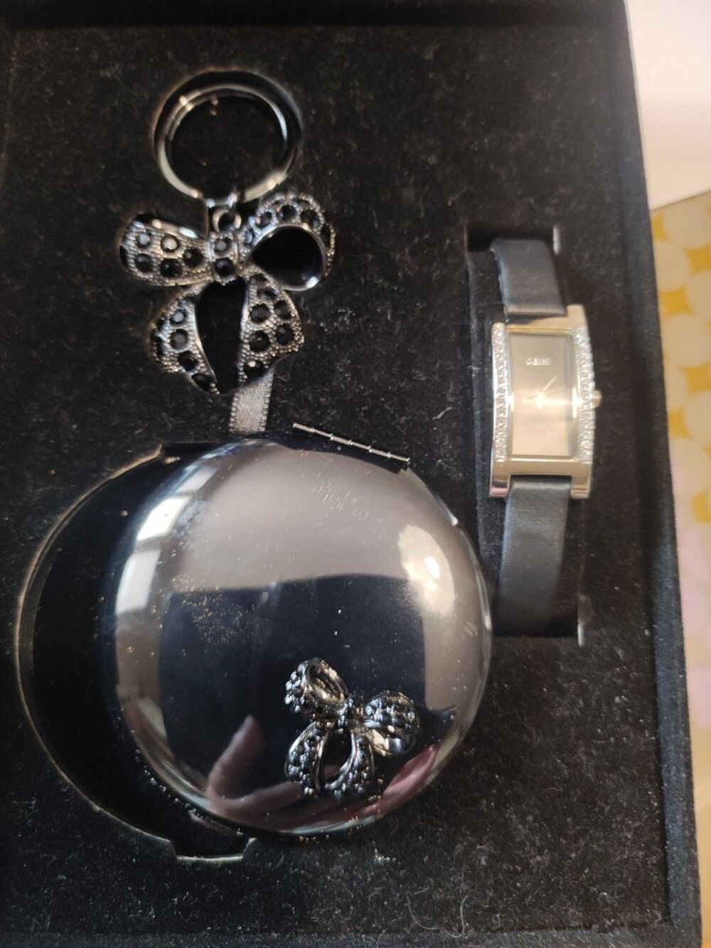 Coffret avec montre, miroir et porte-cl&eacute;s et cristaux Oasis London Bijoux et montres