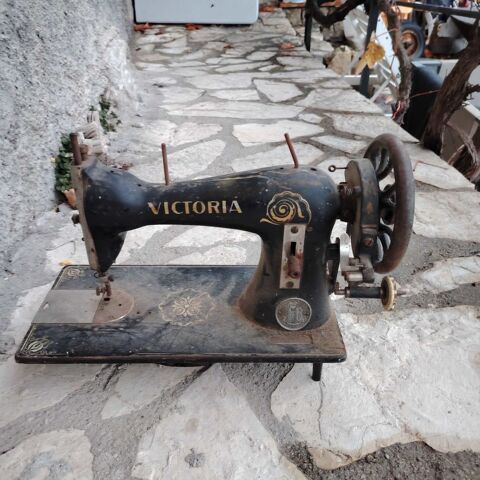 MACHINE �� COUDRE VICTORINE 15 Revest-les-Roches (06)