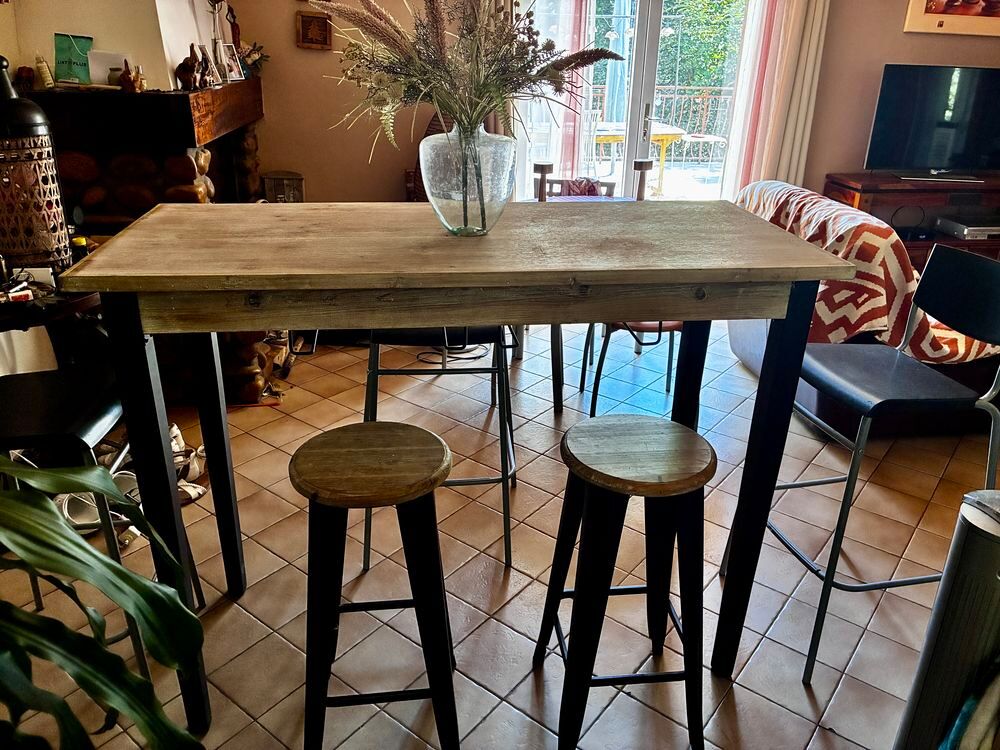 MANGE DEBOUT AVEC 2 TABOURETS ASSORTIS ET 3 CHAISES HAUTES Meubles
