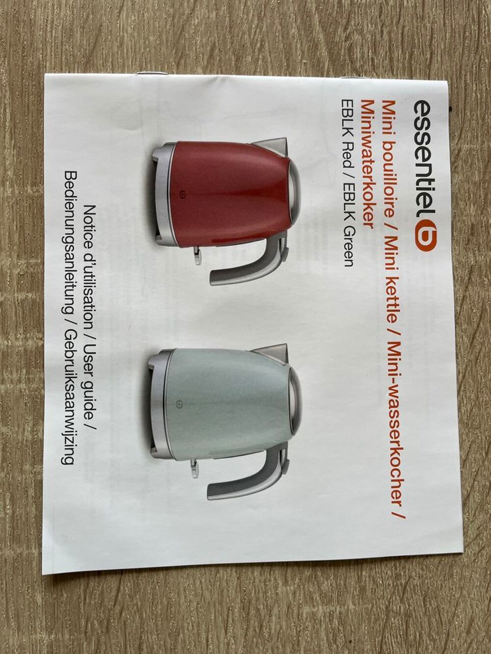 Bouilloire sans fil Essentiel EBLK rouge - 1 litre. Electroménager