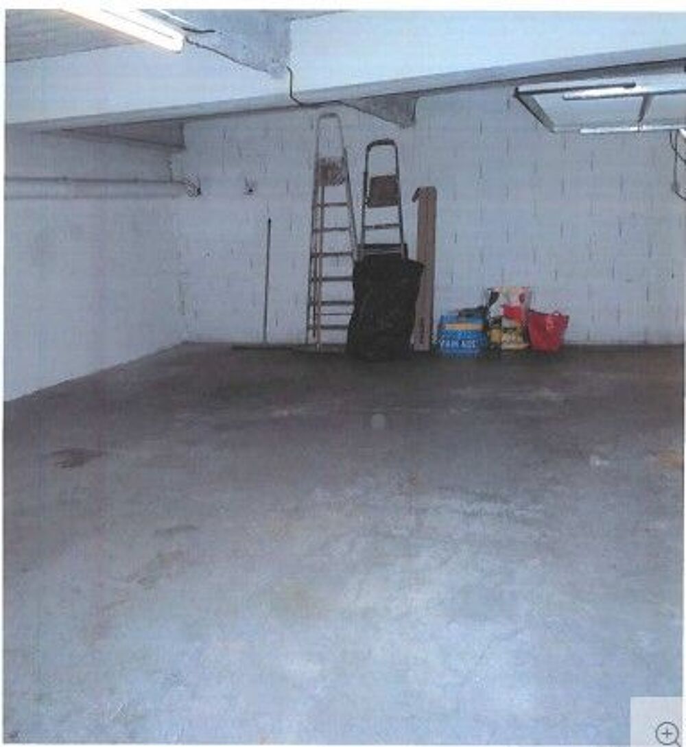 Location Parking/Garage Box de Garage spacieux de 43m² à Marseille en limite Marseille 1