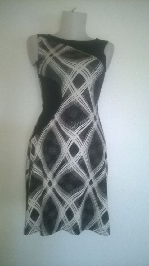 Robe moulante noir et grise 
Xanaka
Excellent etat
9 Talange (57)