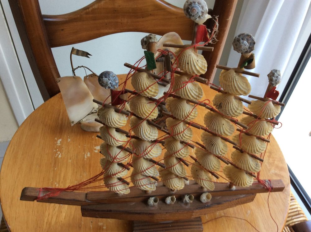 Objets en coquillages, encrier, voiliers, artisanat marin 