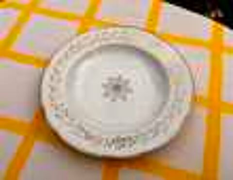 8 Assiettes creuses anciennes en porcelaine ; Parfait &eacute;tat Cuisine