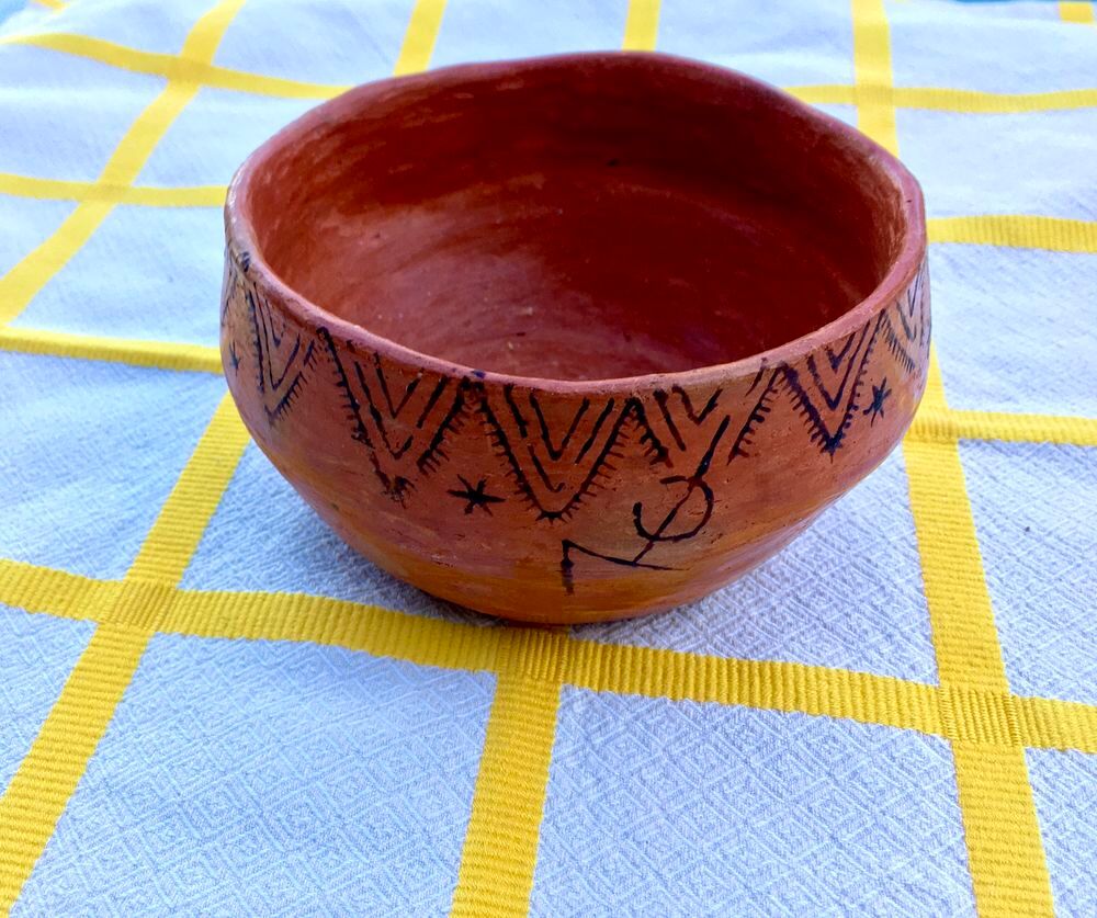 Coupe artisanale africaine ancienne sign&eacute;e, terre cuite Décoration