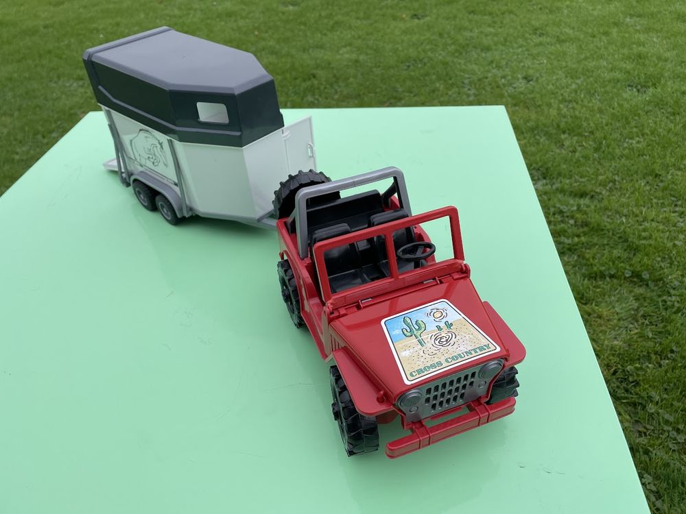 Jeep avec une remorque &agrave; chevaux (Van) Bruder Jeux / jouets