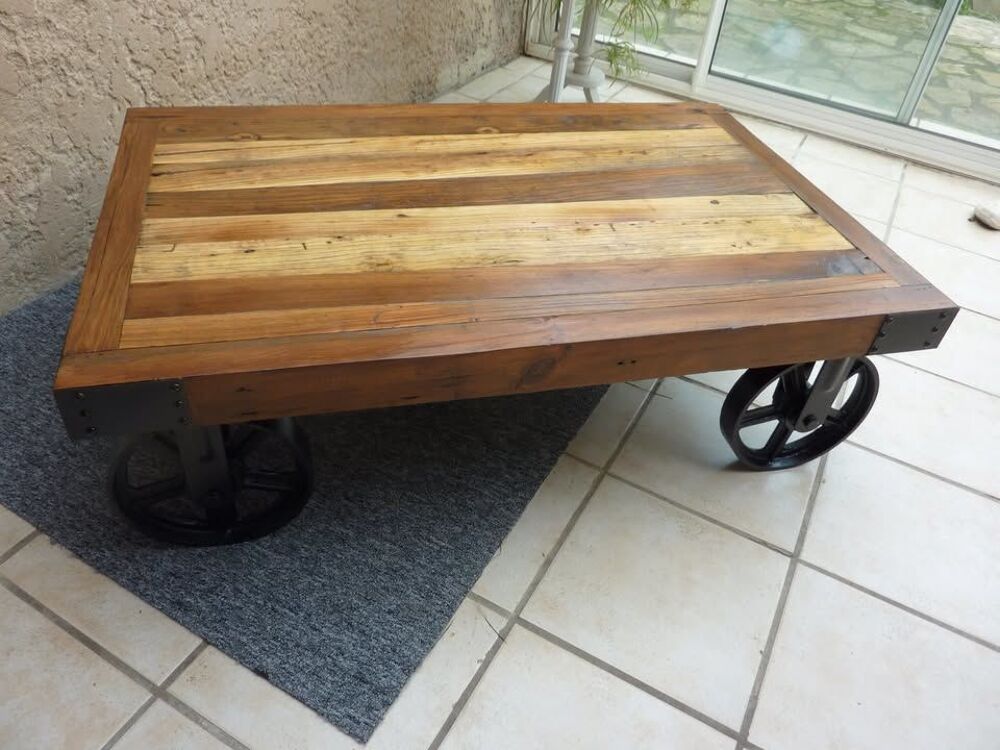 TRES BELLE TABLE BASSE EN BOIS STYLE INDUSTRIELLE
Décoration