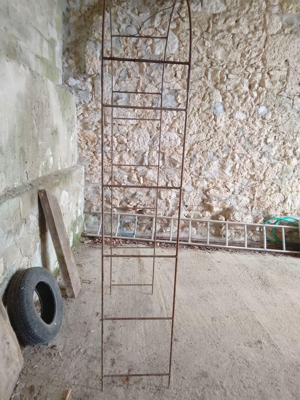 Portique &eacute;tag&egrave;re ou pr&eacute;sentoir en acier forg&eacute; Décoration