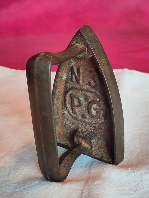 Ancien petit fer �  repasser en fonte ( n�58) 15 Avermes (03)