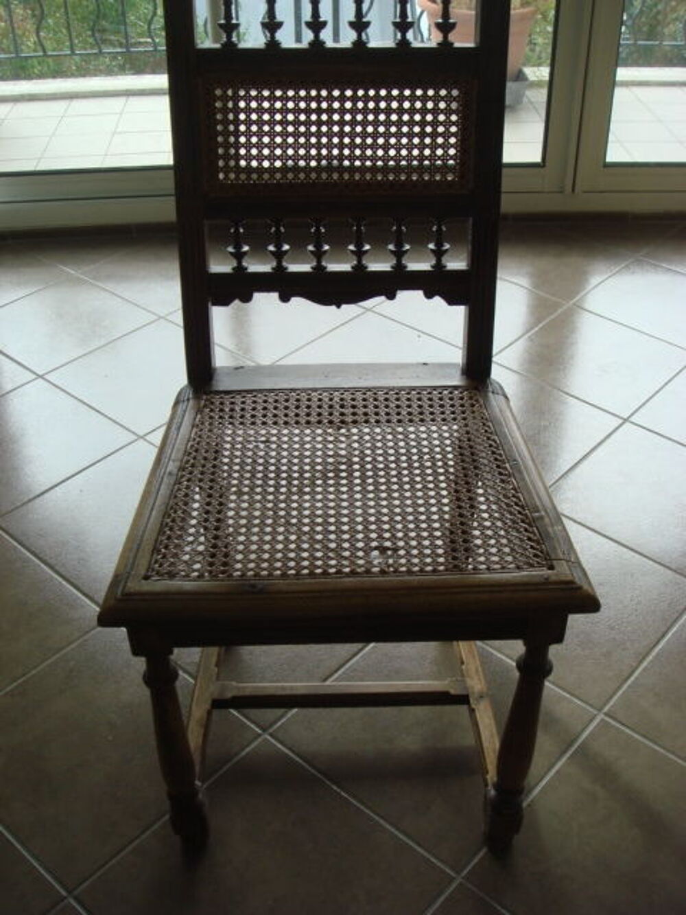 5 chaises cannel&eacute;es en parfait &eacute;tat: 10€ L'unit&eacute;. Meubles
