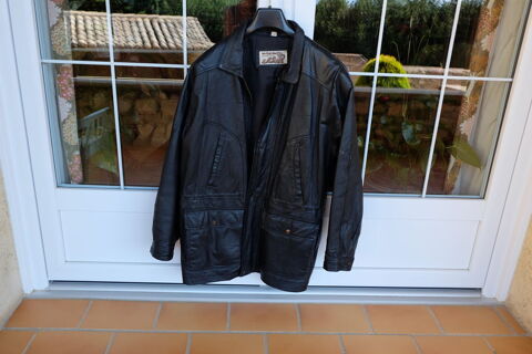 Veste longue homme en cuir noir
15 Saint-Étienne-des-Sorts (30)