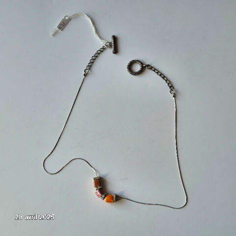 Collier discret et fin avec 3 cramiques et des strass venan 10 Saumur (49)