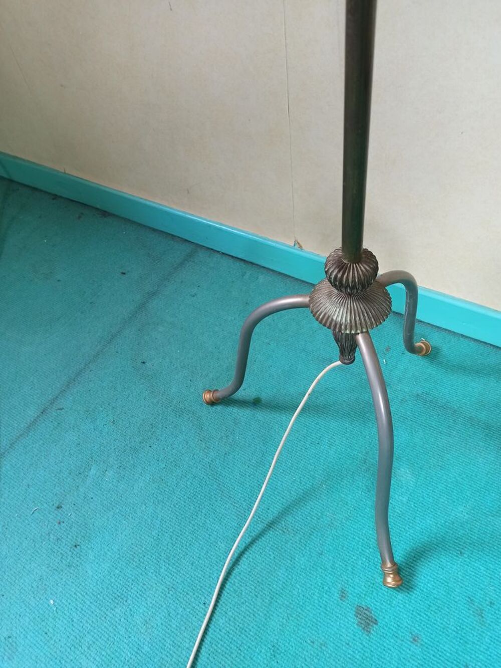 Lampadaire et gueridon assorti, fa&ccedil;on laiton Meubles