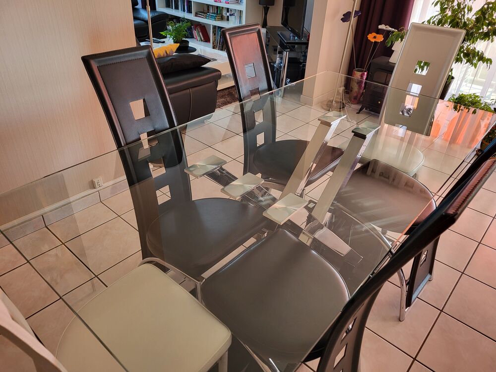 Table salle &agrave; manger et ses 6 chaises Meubles