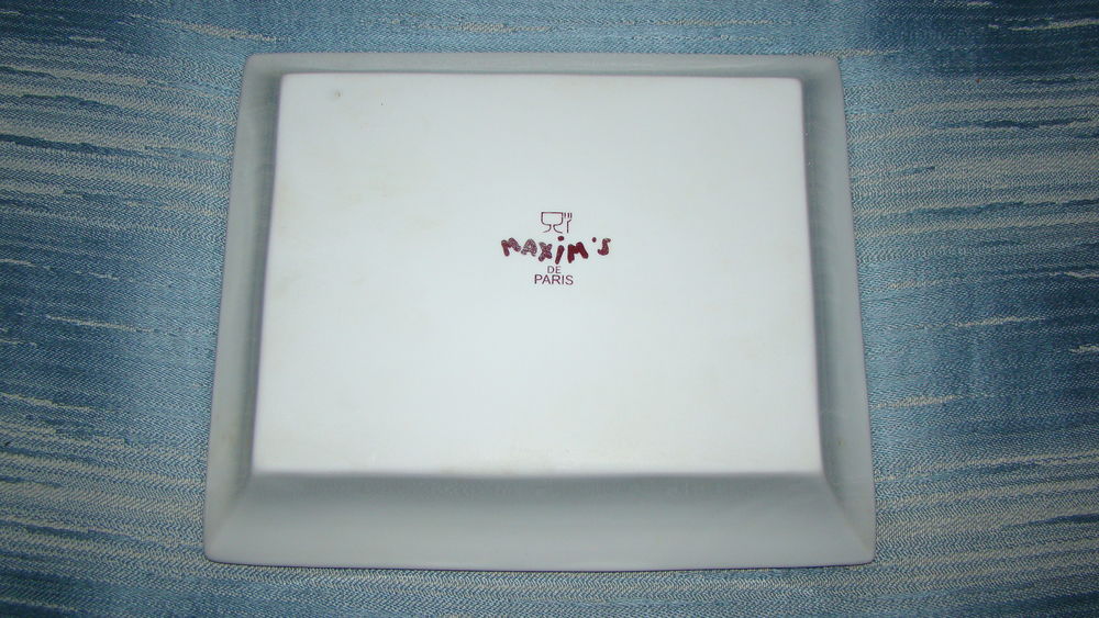 Cendrier / Vide-poche en porcelaine " Maxim's de Paris " 
D�coration