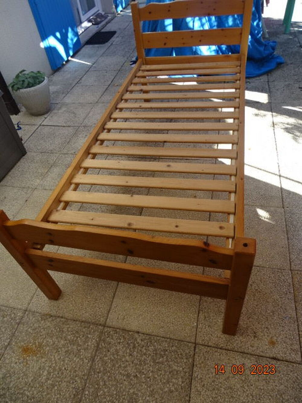 2 lits en pin Meubles