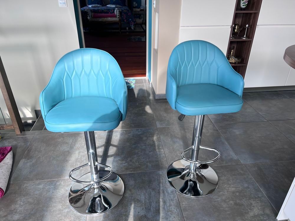 LOT de 2 CHAISES DE BAR PIVOTANTES Meubles