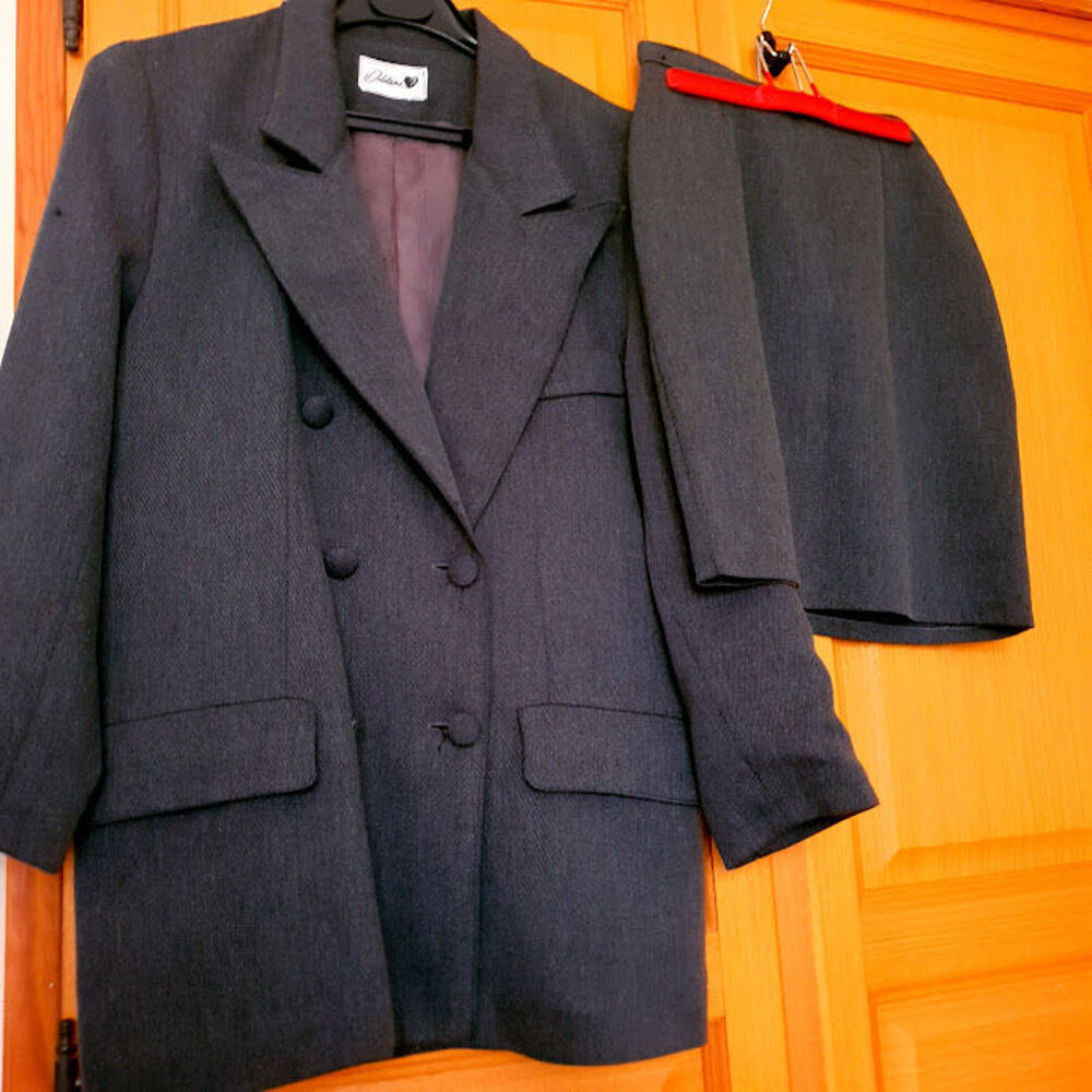 costume 3 pi&egrave;ces. jupe , pantalon , veste . Vêtements