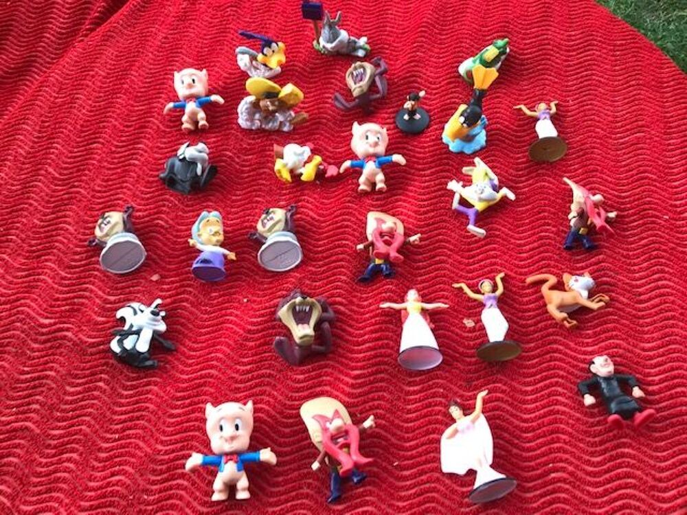 27 figurines de bandes dessin&eacute;es ou dessins anim&eacute;s 