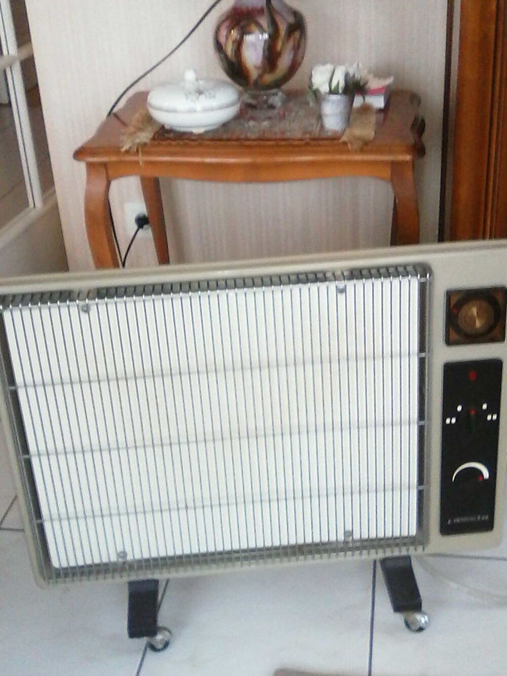 radiateur &eacute;lectrique 1000w. sur roulettes . Electroménager