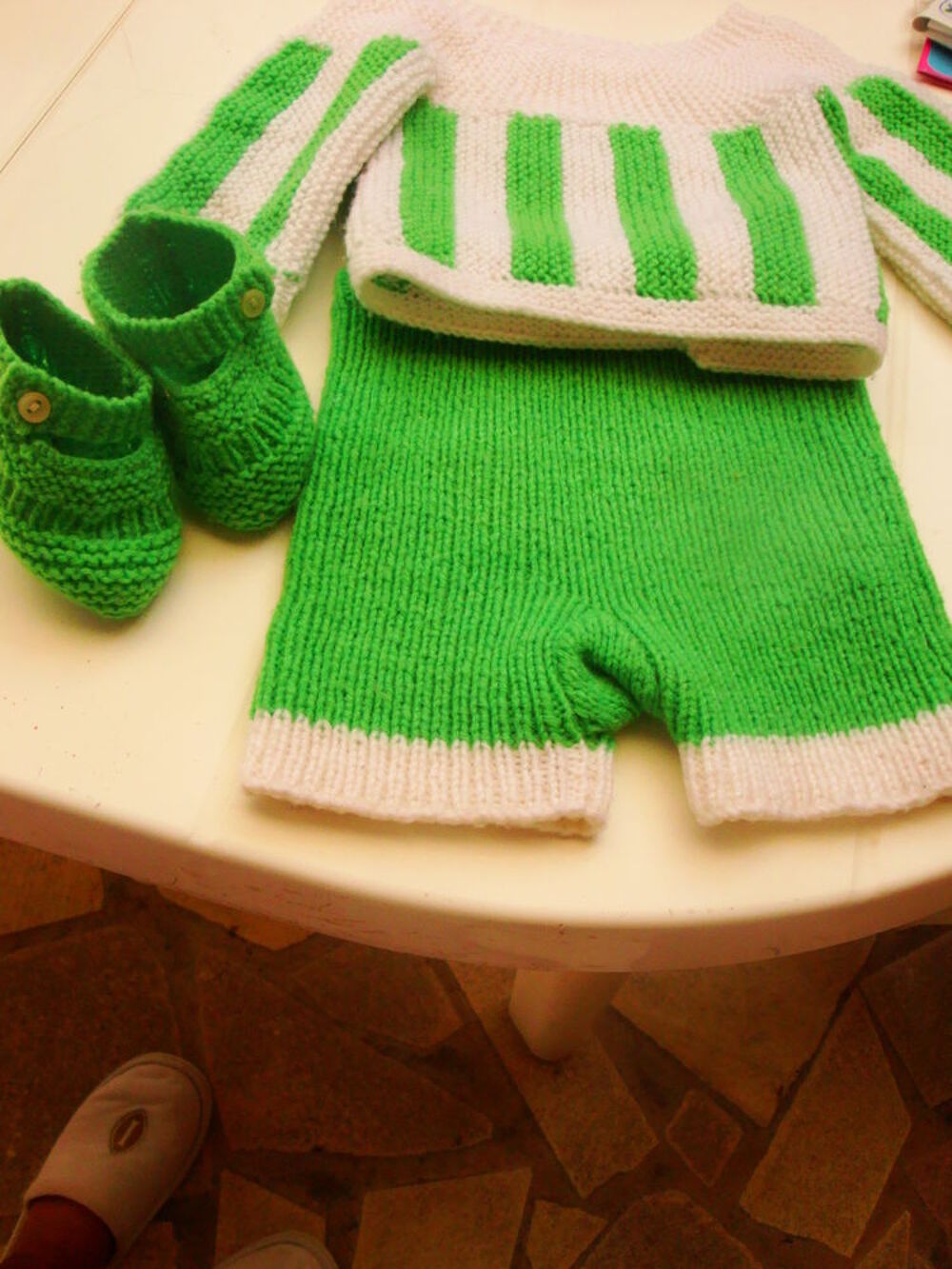 Ensemble 3 pi&egrave;ces veste pantalon et chaussons Vêtements enfants