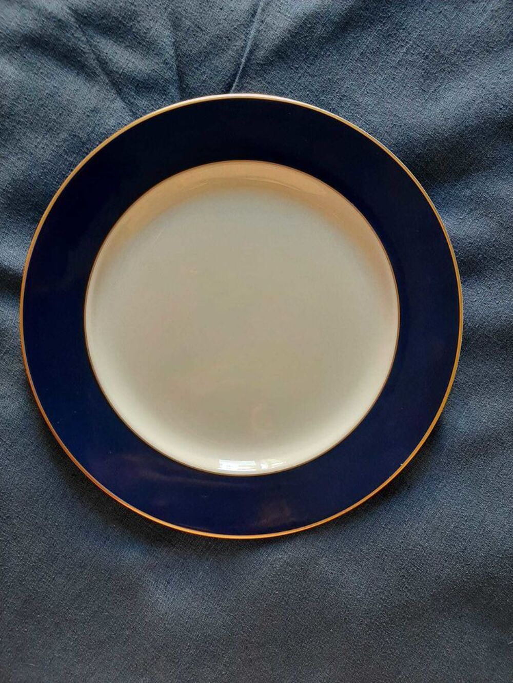 Assiettes de pr&eacute;sentation " Opaline bleu de S&egrave;vres " Décoration