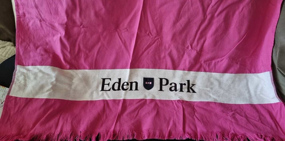 Fouta rose et blanche. Marque Eden Park Vêtements