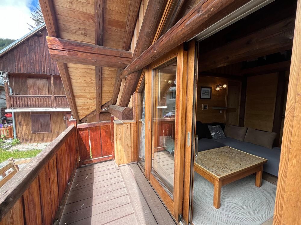 Vente Maison ALBANNE Un véritable coin de paradis vous attend au coeur de ce charmant village, au pied des pistes et du vaste domaine skiable des Karellis Cette magnifique maison individuelle de style chalet, d'une superficie d'environ 100 m2, offre 2 belles terrasses Montricher-albanne