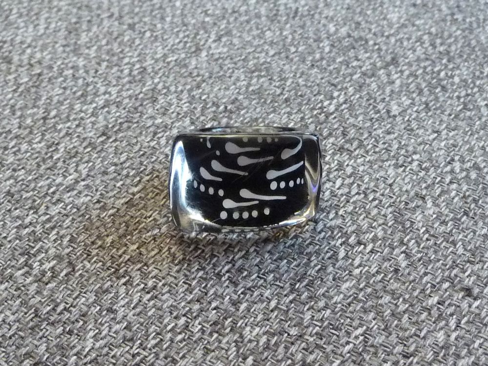 Bague en Plastique Noir &agrave; Motifs Blanc Bijoux et montres