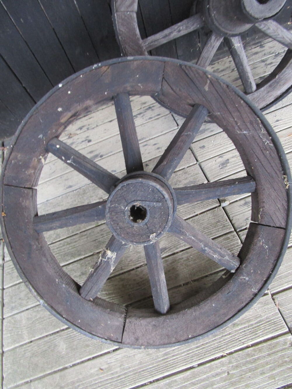 Roues anciennes en bois Jardin