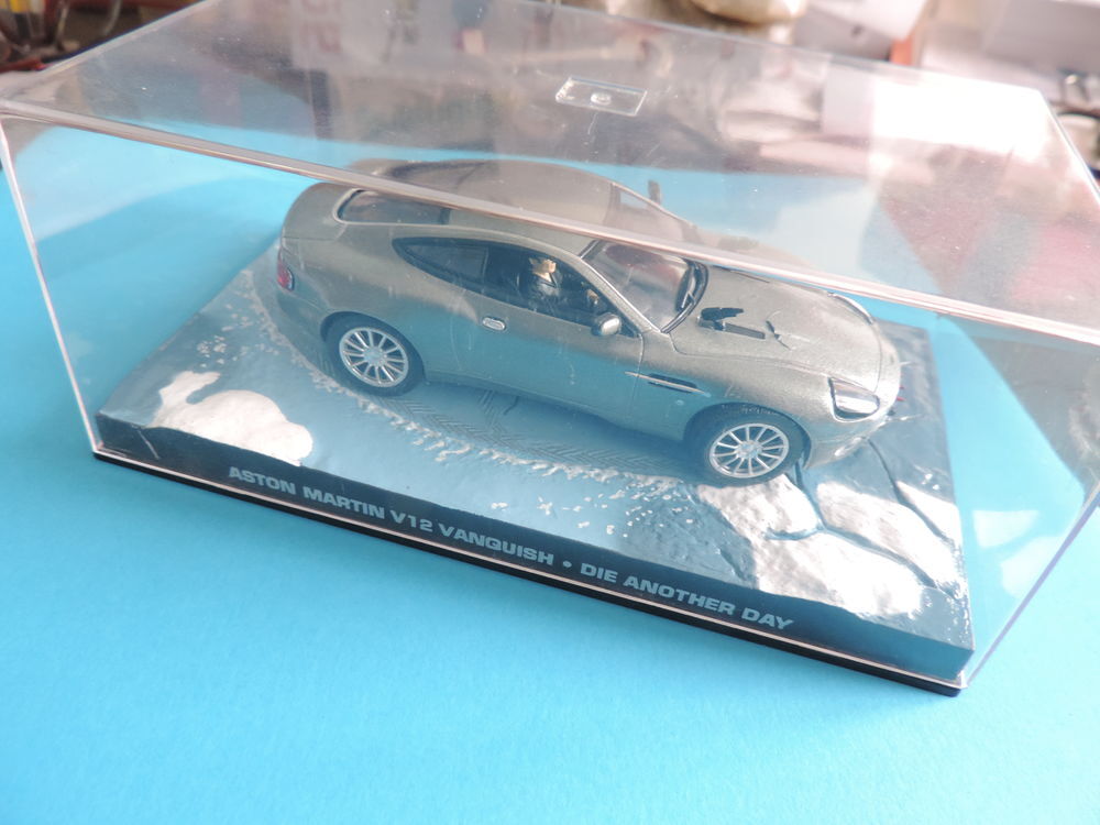 IXO - ASTON MARTIN V.12 - VANGUISH - Echelle : 1/43 &egrave;me. 