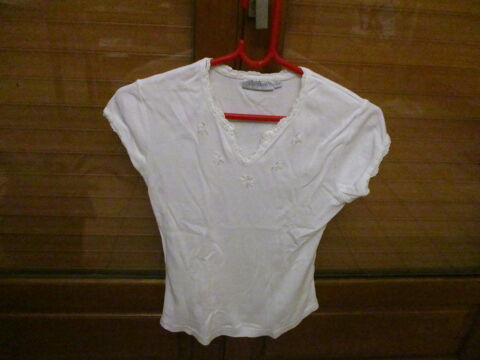 2 hauts blancs taille 36/38 en très bon état 0 Mérignies (59)