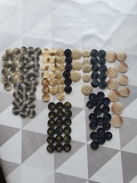 Lot de petits boutons 4 trous, marron et beiges.
excellent � 10 Fontenay-sous-Bois (94)